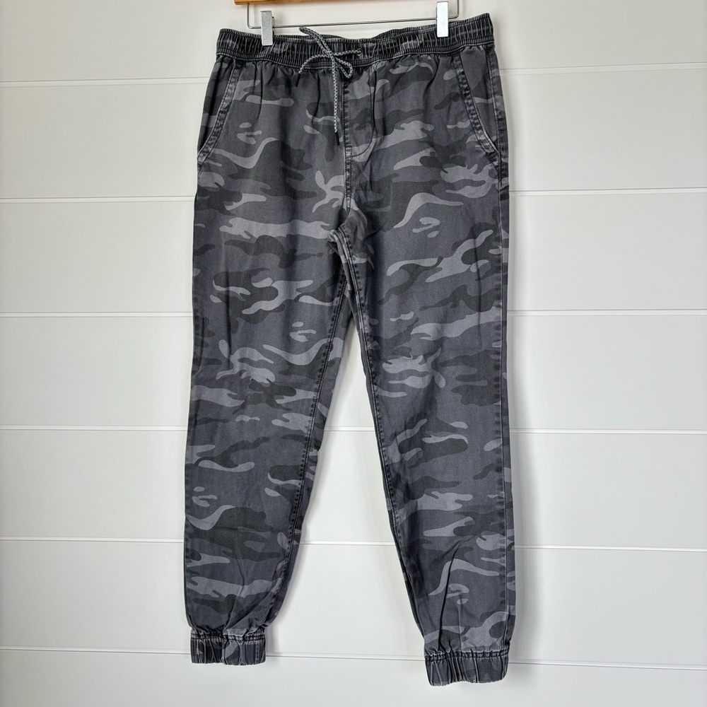Aeropostale Gray Camouflage Joggers with Tapered Legs Size Medium